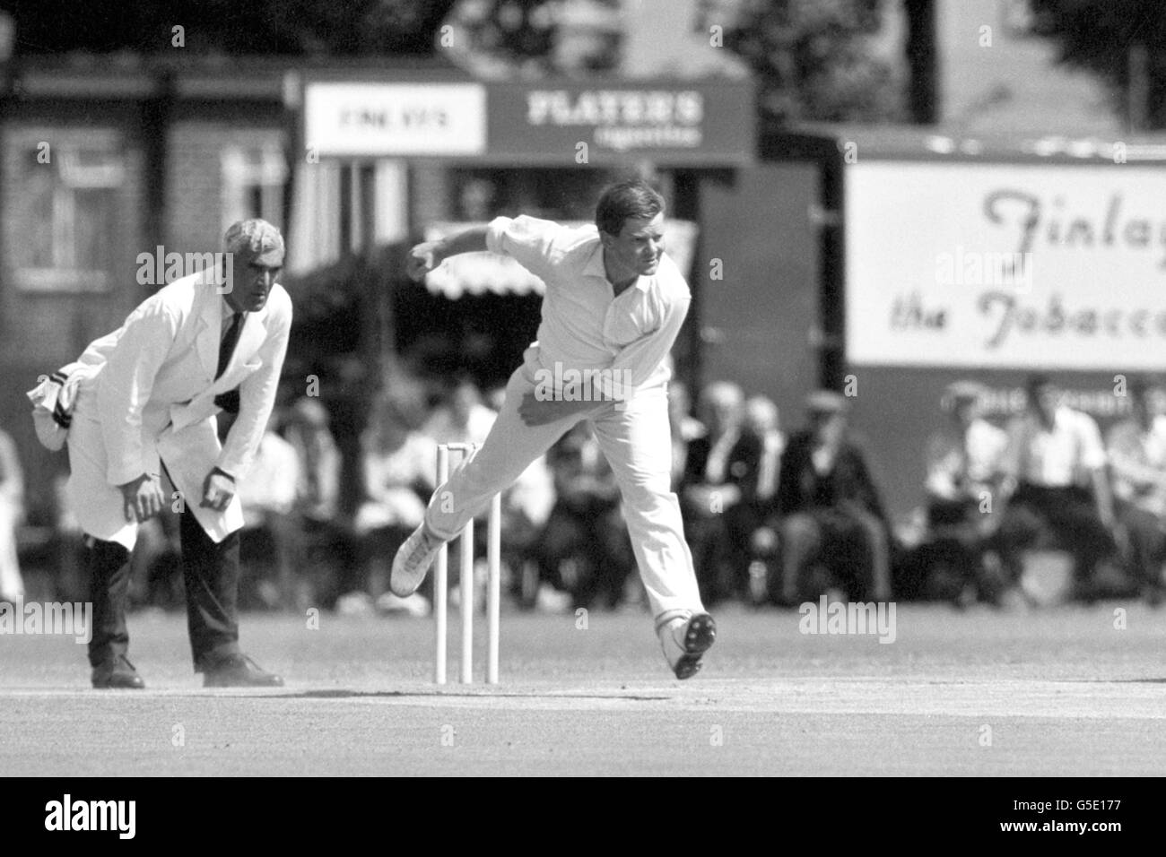 Cricket - County Championship 1963 - Kent gegen Surrey - Tag drei - Rectory Field, Blackheath. Action-Aufnahme von David Gibson beim Bowling für Surrey. Stockfoto