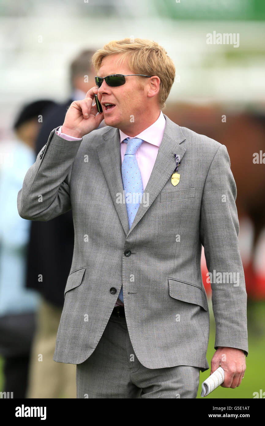 Pferderennen - 2012 Ladbrokes St Leger Festival - DFS Ladies Day - Doncaster Racecourse. Tom Dascombe, Trainer Stockfoto