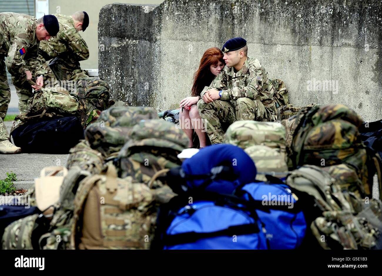 Soldaten und ihre Familien warten mit ihrem Kit, wie sie mit 4 Regiment Royal Artillery für den Einsatz in Afghanistan zu verlassen. Sie verließen ihre Basis in Topcliffe in North Yorkshire, um sich der 4 Mechanized Brigade anzuschließen, die im nächsten Monat die Rolle der Task Force in der Provinz Helmland in Afghanistan übernehmen. Stockfoto