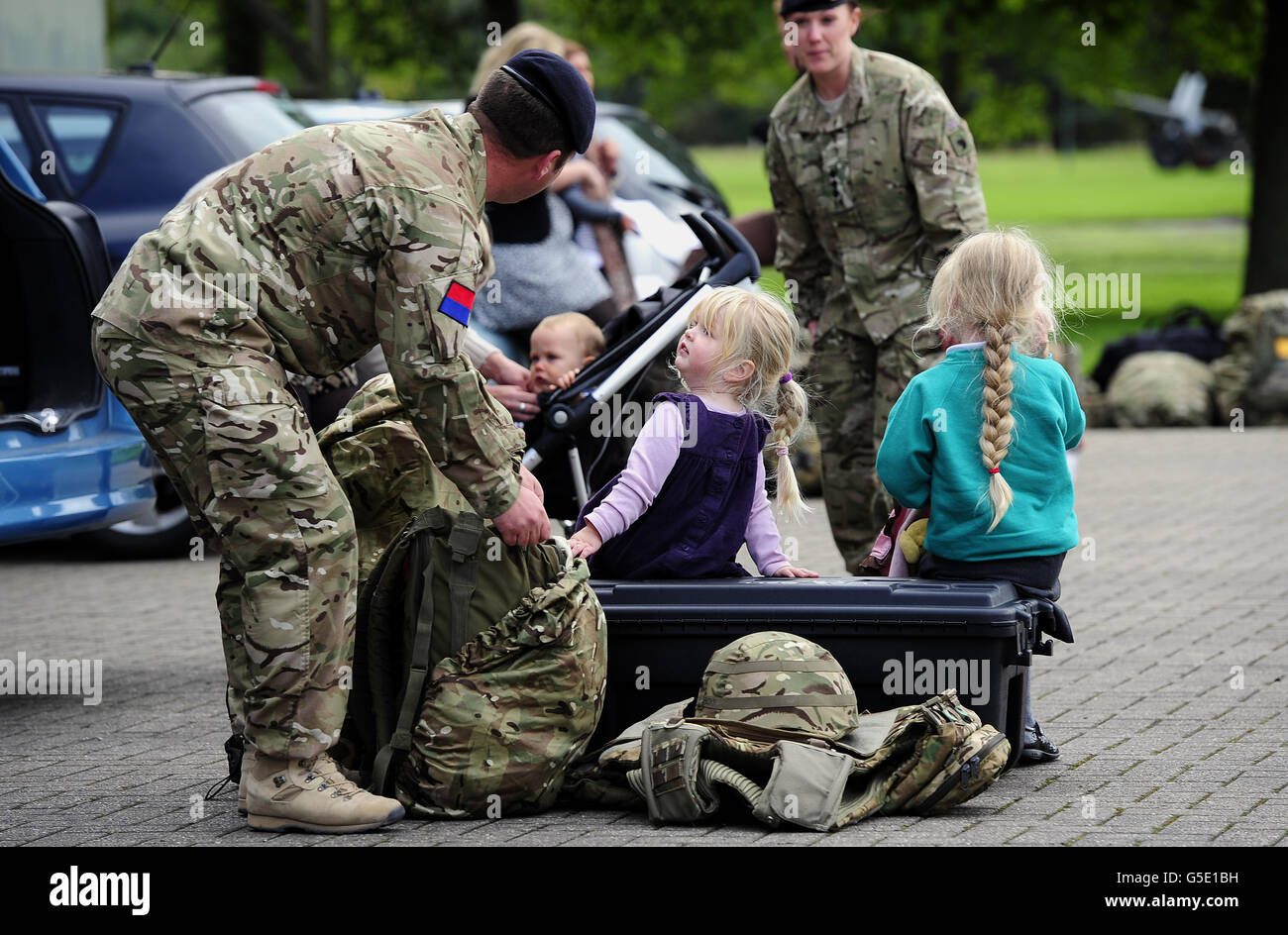 Soldaten sagen Auf Wiedersehen zu ihren Familien als 4 Regiment Royal Artillery für den Einsatz in Afghanistan verlassen. Sie verließen ihre Basis in Topcliffe in North Yorkshire, um sich der 4 Mechanized Brigade anzuschließen, die im nächsten Monat die Rolle der Task Force in der Provinz Helmand in Afghanistan übernehmen. Stockfoto