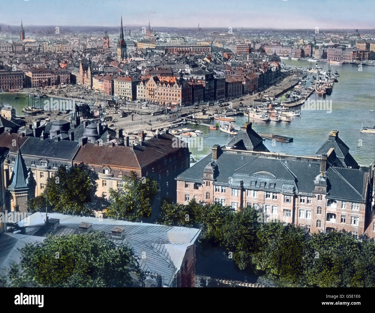 Sterben Sie Stadt Stockholm aus der Vogelperspektive. Luftaufnahmen der Stadt Stockholm. Reisen, Europa, Schweden, Sverige, Skandinavien, Geschichte, historisches, 1910 s, 20. Jahrhundert, Archiv, Carl Simon, hand farbigen Glas-Folie, Schweden, Stadt, Hafen, Häuser, Gebäude, Wasser Stockfoto