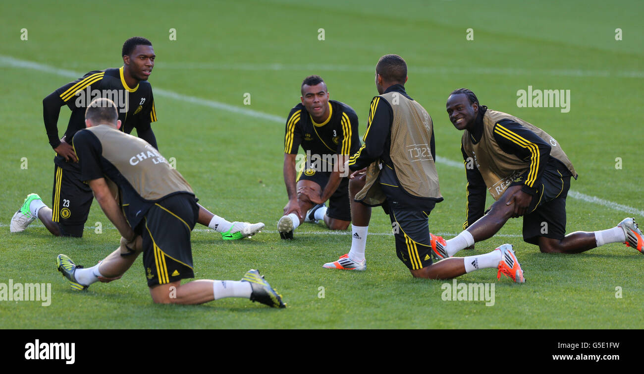 Chelseas Daniel Sturridge (links) spricht mit Ashley Cole (Mitte) und Victor Moses (rechts) während eines Trainings in der Stamford Bridge, London. Stockfoto