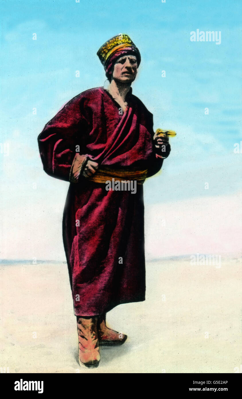 Sven Hedin in der Tracht Eines Tibeters. Sven Hedin tragen eine Reihe von Tibet. Reisen, Geschichte, historisches, 1910 s, 20. Jahrhundert, archivieren, Carl Simon, hand Farbglas Folie, Mann, stehen, array, Asien, asiatisch, Tibet Stockfoto