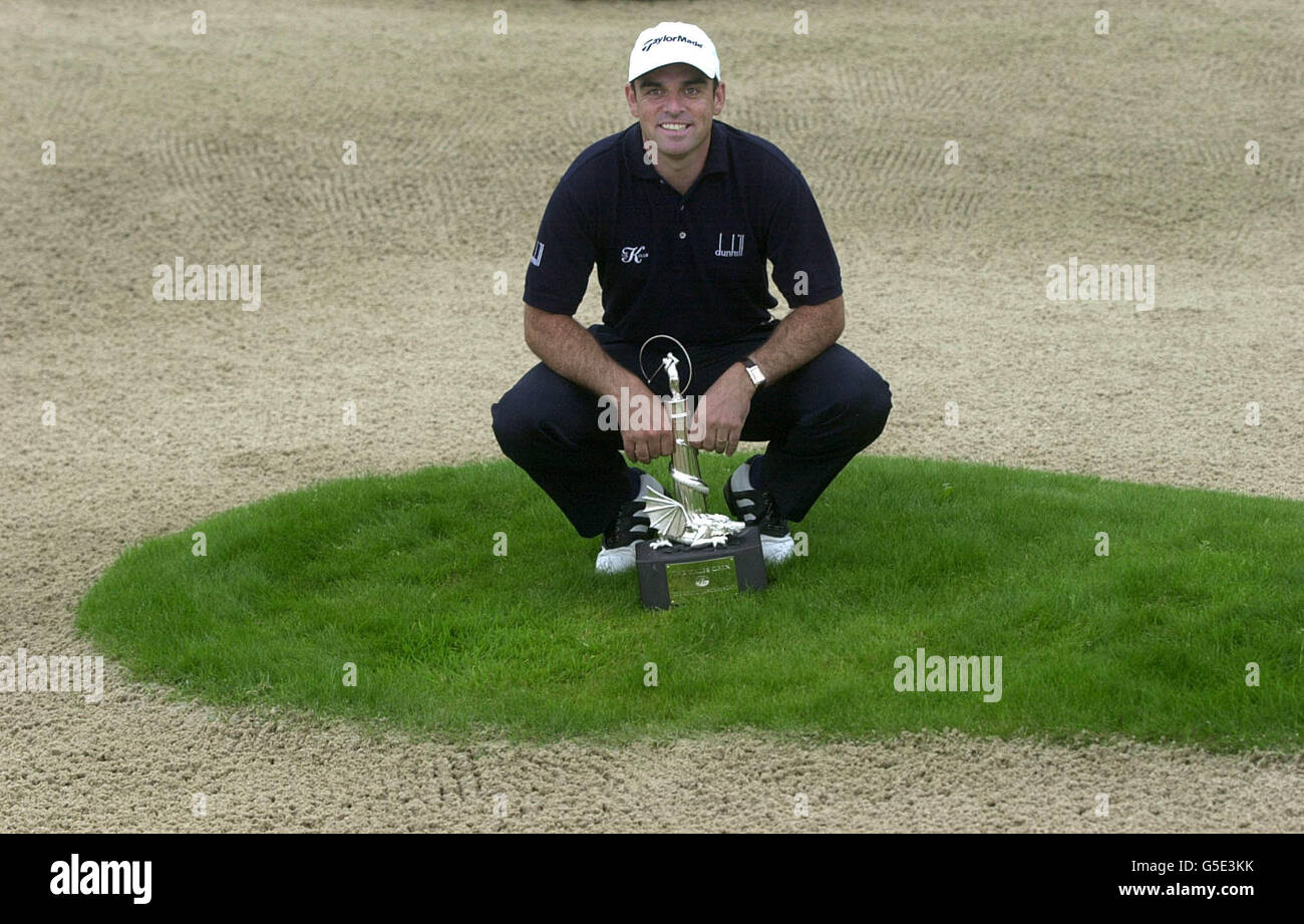 Irlands Paul McGinley mit der Welsh Open Trophy im Celtic Manor Golf Club, Newport. McGinley machte einen enormen Schritt zur Sicherung seines Platzes im Ryder Cup mit dem Sieg bei den Wales Open nach einem dramatischen plötzlichen Tod Play-off. Stockfoto