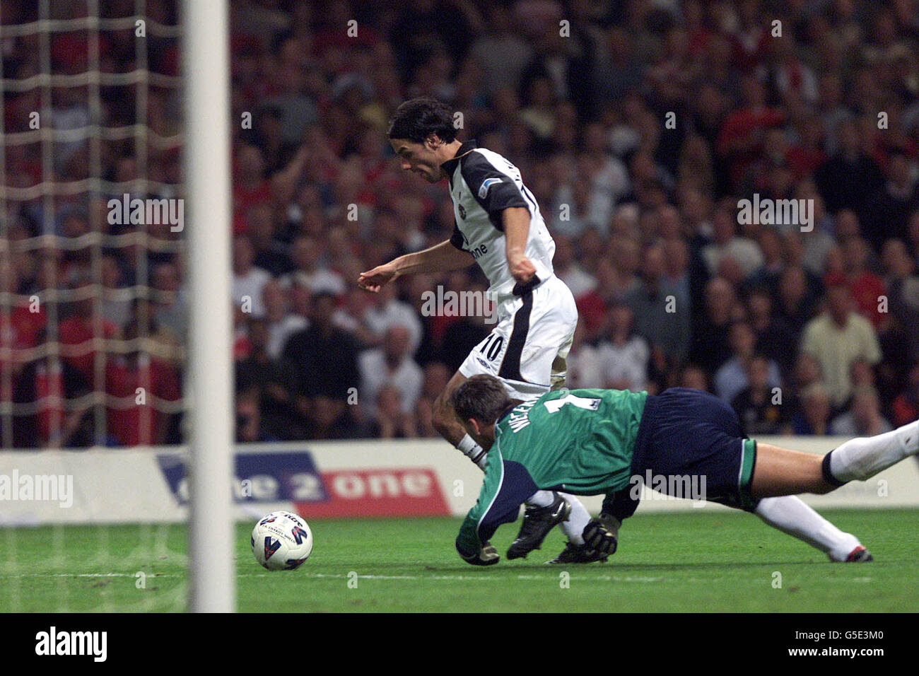 Ruud Van Nistelrooy von Manchester United geht um Liverpools Torwart Sander Westerveld, um beim One2One FA Charity Shield Finale im Millennium Stadium in Cardiff zu Punkten. Stockfoto