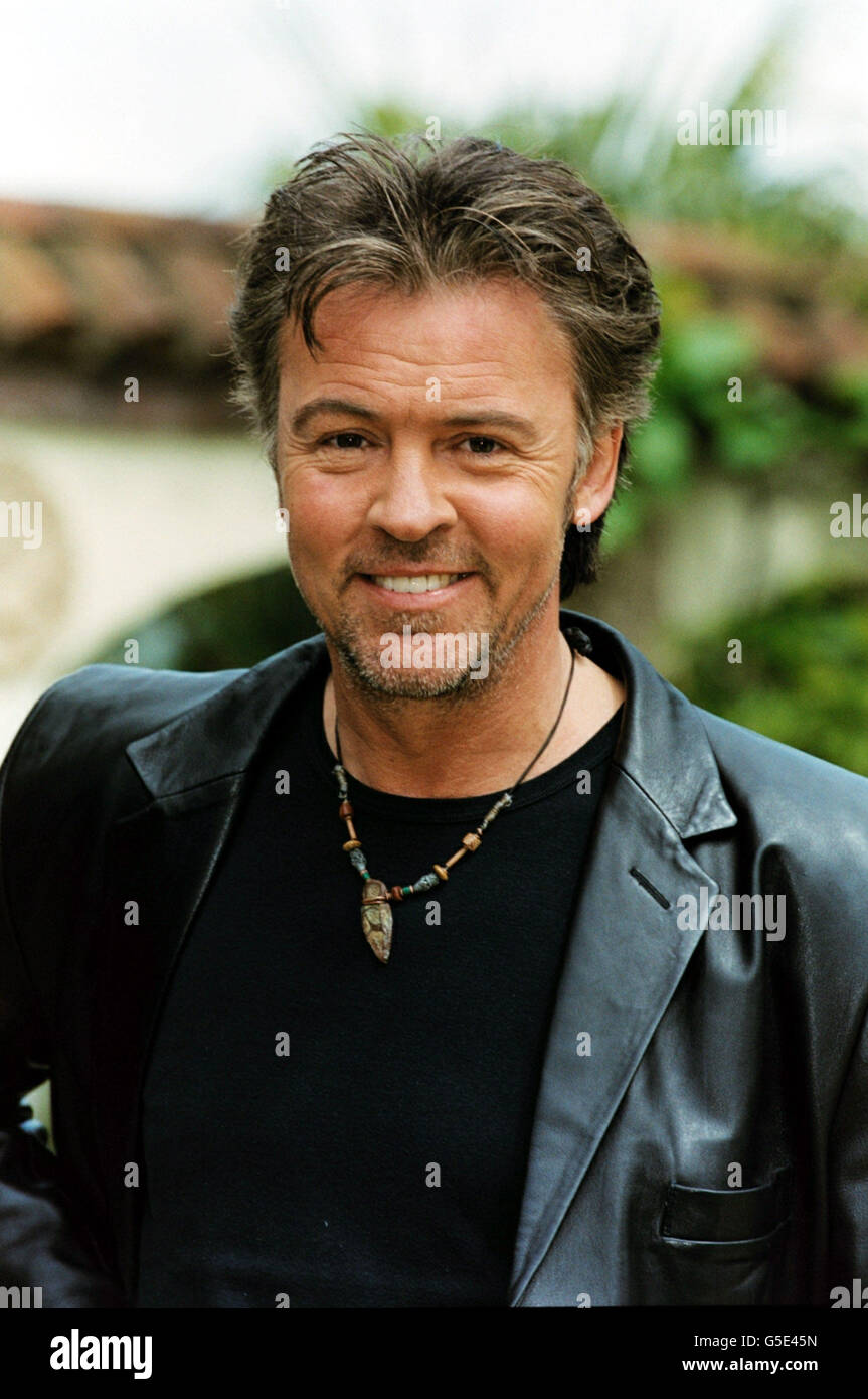 Der 80er-Jahre-Sänger Paul Young während einer Fotoandacht in den Kensington Roof Gardens in London, um für die bevorstehende Here & Now Tour 2001 zu werben, eine Extravaganz, die Arenas ab November treffen wird. Stockfoto