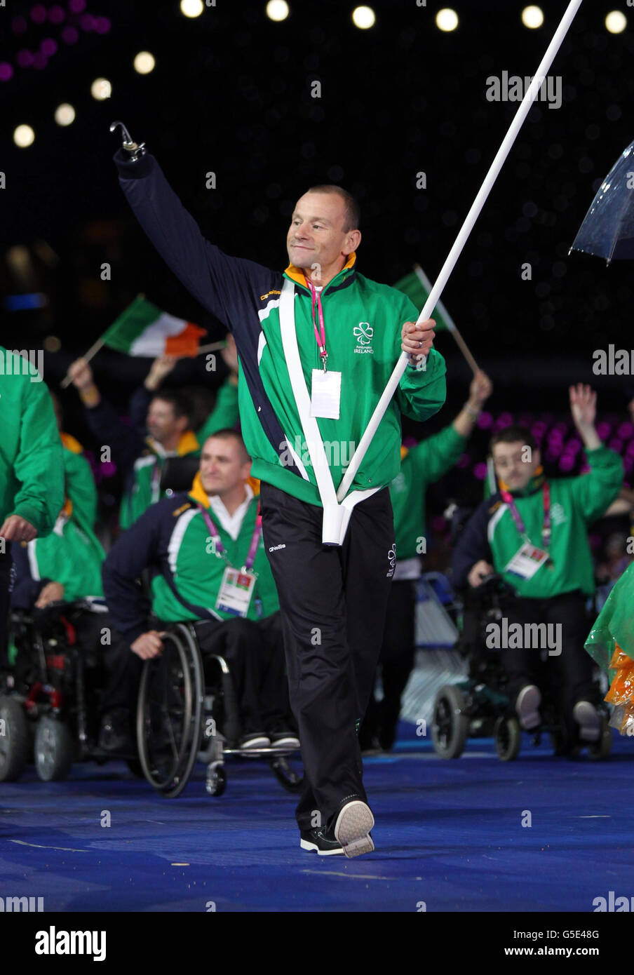 Irlands Cathal Miller führt sein Team während der Eröffnungsfeier der Paralympischen Spiele 2012 im Olympiastadion in London ins Stadion. Stockfoto