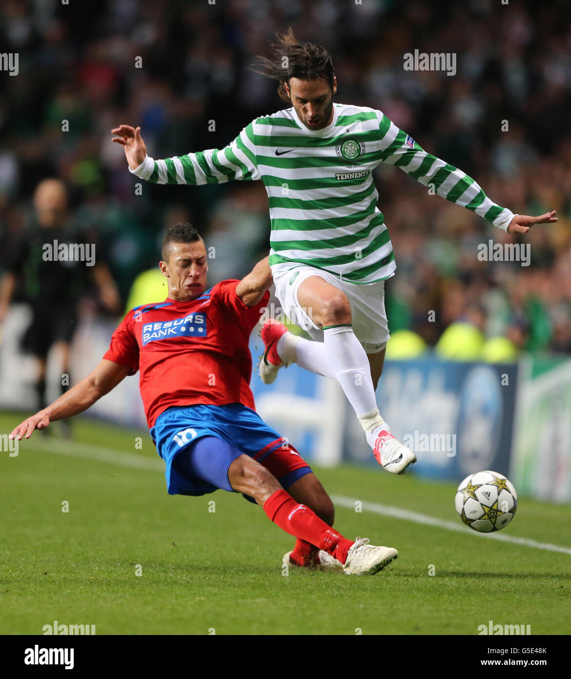 Celtic's Giorgos Samaras (rechts) in Aktion mit Helsingborgs Nikola Djurdic während des UEFA Champions League-Spiels im Celtic Park, Glasgow. Stockfoto