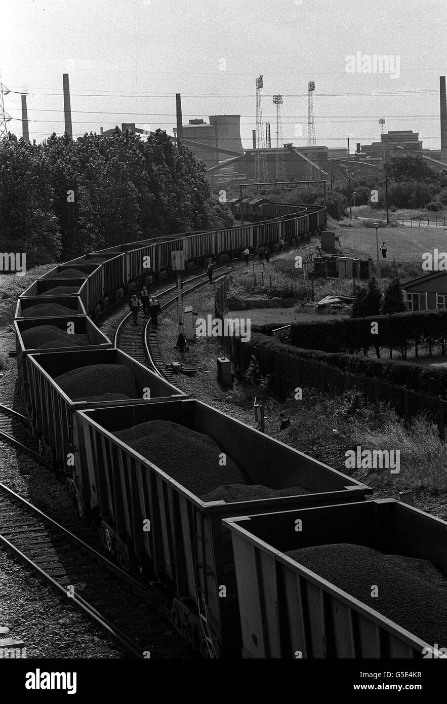 Eisenerz kommt mit der Bahn im Stahlwerk Llanwern in Südwales an. Es war der zweite Zug, der trotz eines Streikposten der Bergleute in das Werk einfuhr. Stockfoto