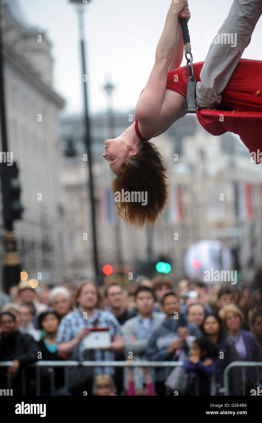 The Woman in the Moon tritt auf, als mehr als 240 Entertainer in 33 Unternehmen am Piccadilly Circus Circus auf den Straßen um den Piccadilly Circus im Zentrum von London teilnahmen. Stockfoto