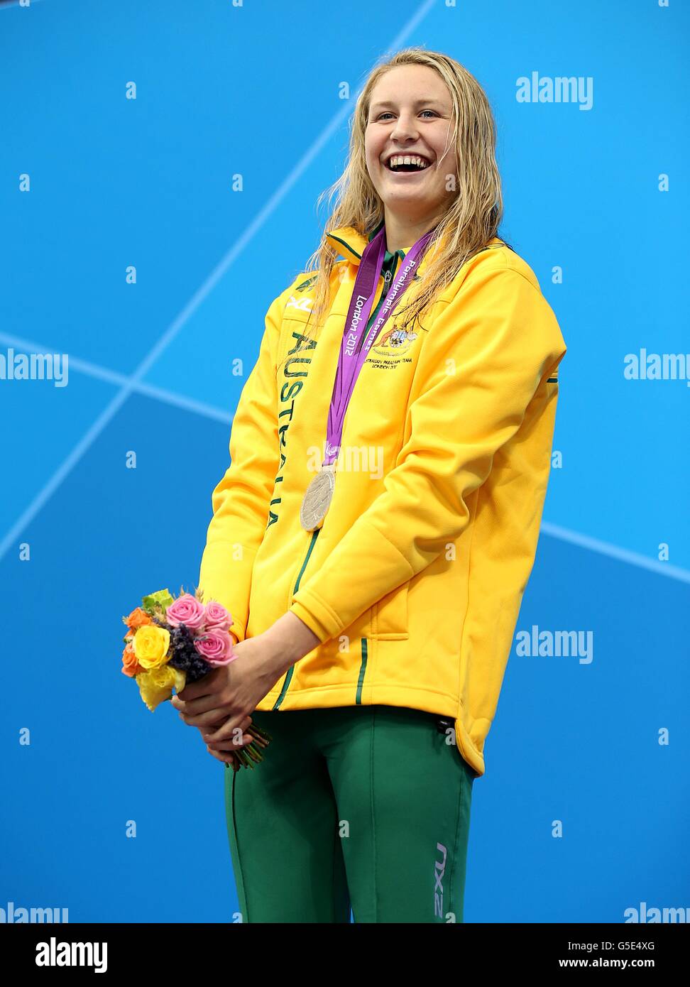 Paralympische Spiele In London - Tag 4. Die Australierin Taylor Corry mit ihrer Silbermedaille auf dem Podium, nachdem sie im Finale von Women's 100m Butterfly - S12 im Aquatics Centre, London, war. Stockfoto