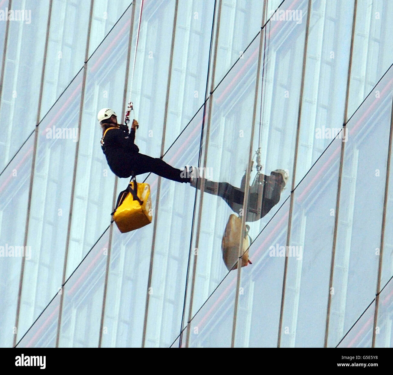 Ffion Hague, die Ehefrau von Außenminister William Hague, seils down the Shard in Central London for Charity. Sie ist eine von rund 40 Menschen, die sich selbst in Europas größtes Gebäude für Bildungsstiftung, dem Outward Bound Trust und dem Royal Marines Charitable Trust Fund, niederlassen. Stockfoto