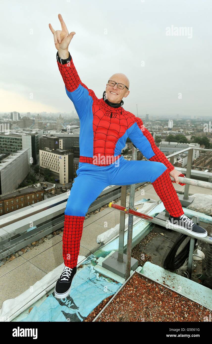 John Caudwall trägt einen Spiderman-Anzug, bevor er sich aus wohltätigen Zwecken von der Spitze des Shard im Zentrum Londons abseilte. Er ist einer von rund 40 Menschen, die sich selbst in Europas größtes Gebäude für Bildungsorganisationen, dem Outward Bound Trust und dem Royal Marines Charitable Trust Fund, niederlassen. Stockfoto