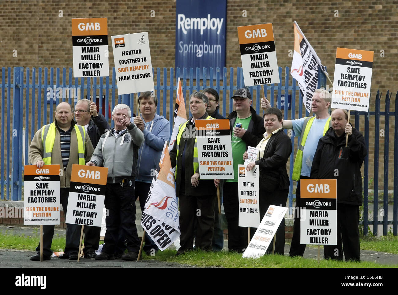 Wahlkämpfer auf einer Streikposten-Linie vor einer Remploy-Fabrik in Springburn, Glasgow, wo sie heute einen fünftägigen Streik über die Bedingungen ihres Verkaufs begannen. Stockfoto