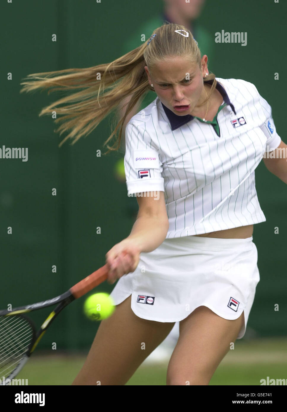 Die jugoslawische Jelena Dokic gegen die US-Amerikanerin Jennifer Hopkins während ihrer zweiten Runde der Lawn Tennis Championships 2001 in Wimbledon, London. Stockfoto