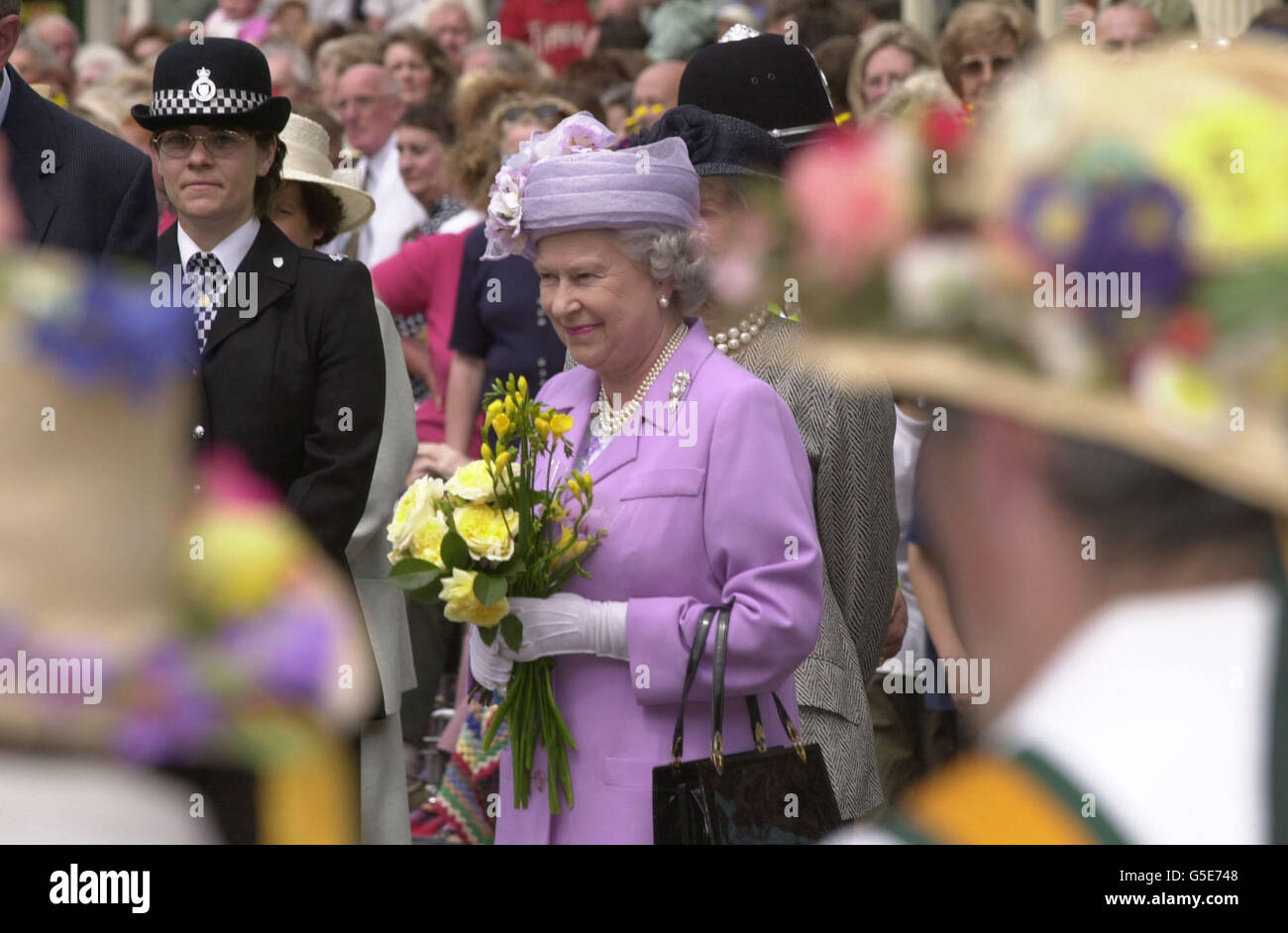 Die britische Queen Elizabeth II Uhr trifft die Männer von Rutland Morris, nachdem sie die Queens Delight in Uppingham, Rutland, getanzt haben. * die Queen und der Duke of Edinburgh besuchten eine Reihe von Orten in Rutland und Northamptonshire, einschließlich der Rockingham Speedway Rennstrecke in der Nähe von Northampton. Stockfoto