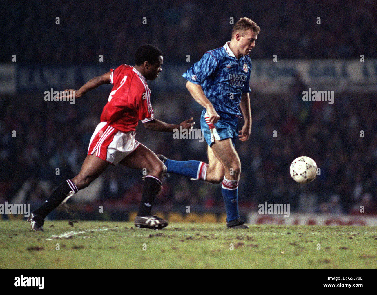 PA Photos 4/2/1992 Southampton's Alan Shearer im Kampf gegen Manchester United in Old Trafford, Manchester (links Paul Parker jagt) Stockfoto