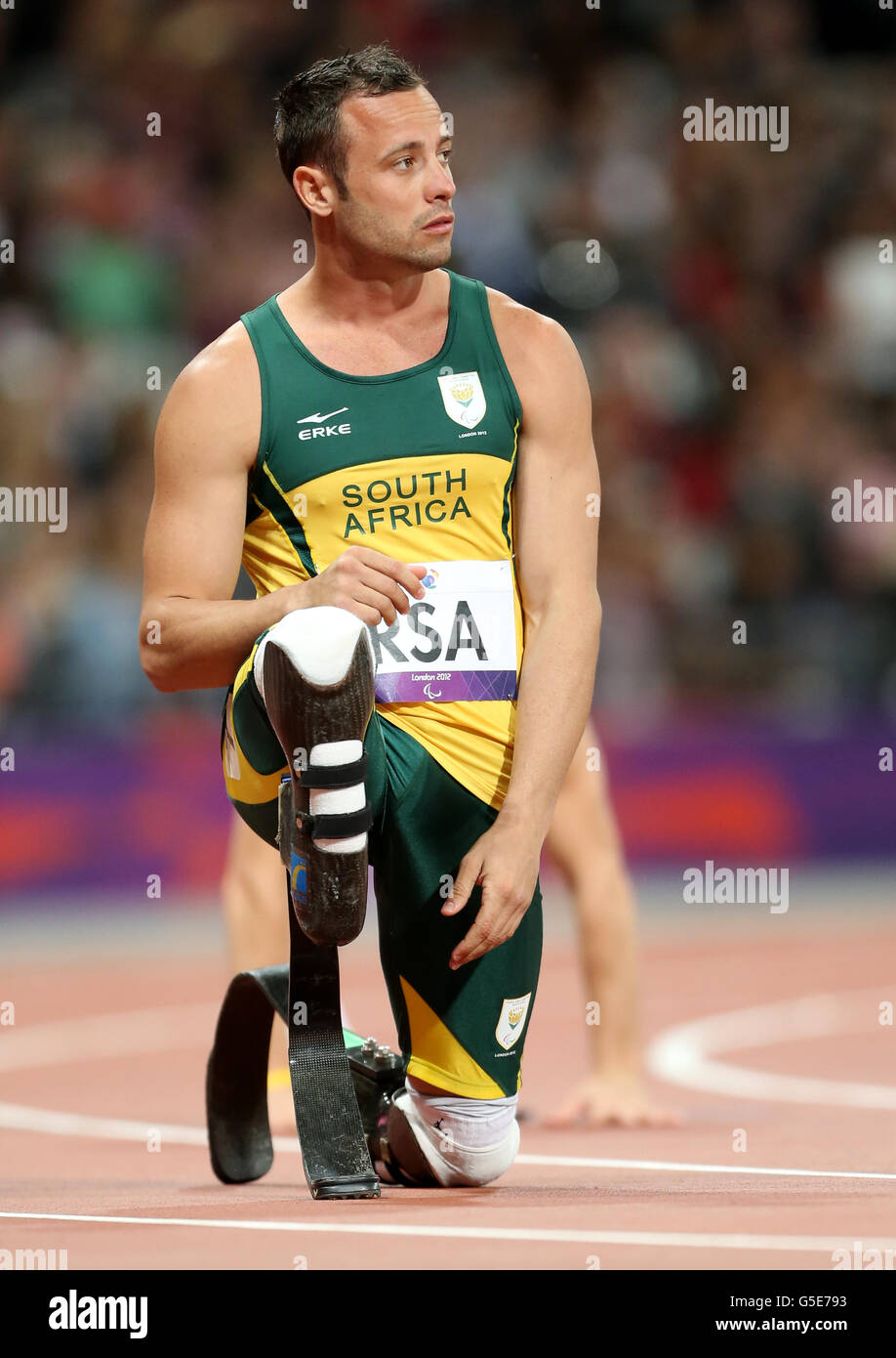 Südafrikas Oscar Pistorius erwärmt sich vor den 4x100m-Männern - T42/T46 am 6. Tag der Paralympischen Spiele 2012 in London im Olympiastadion. Stockfoto