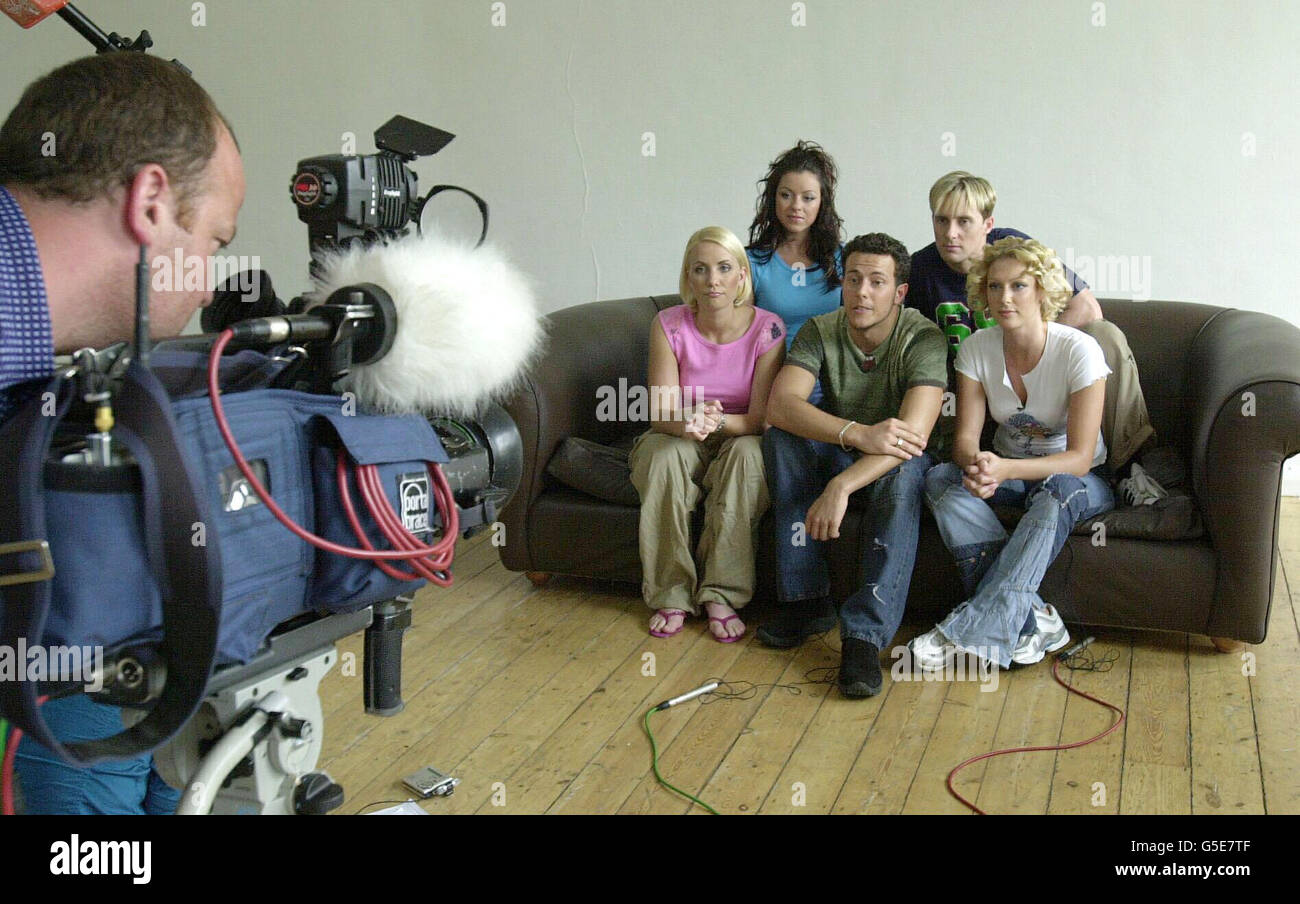 Popband Steps (von links, hinten) Lisa und H (vorne) Claire, Lee und Faye appellieren an die vermisste Schülerin Danielle Jones, 15, die aus East Tilbury in Essex verschollen ist. * die Band machte eine Pause während eines Fotoshootings in Nord-London, um Danielle zu bitten, die Polizei oder ihre Eltern zu kontaktieren Stockfoto