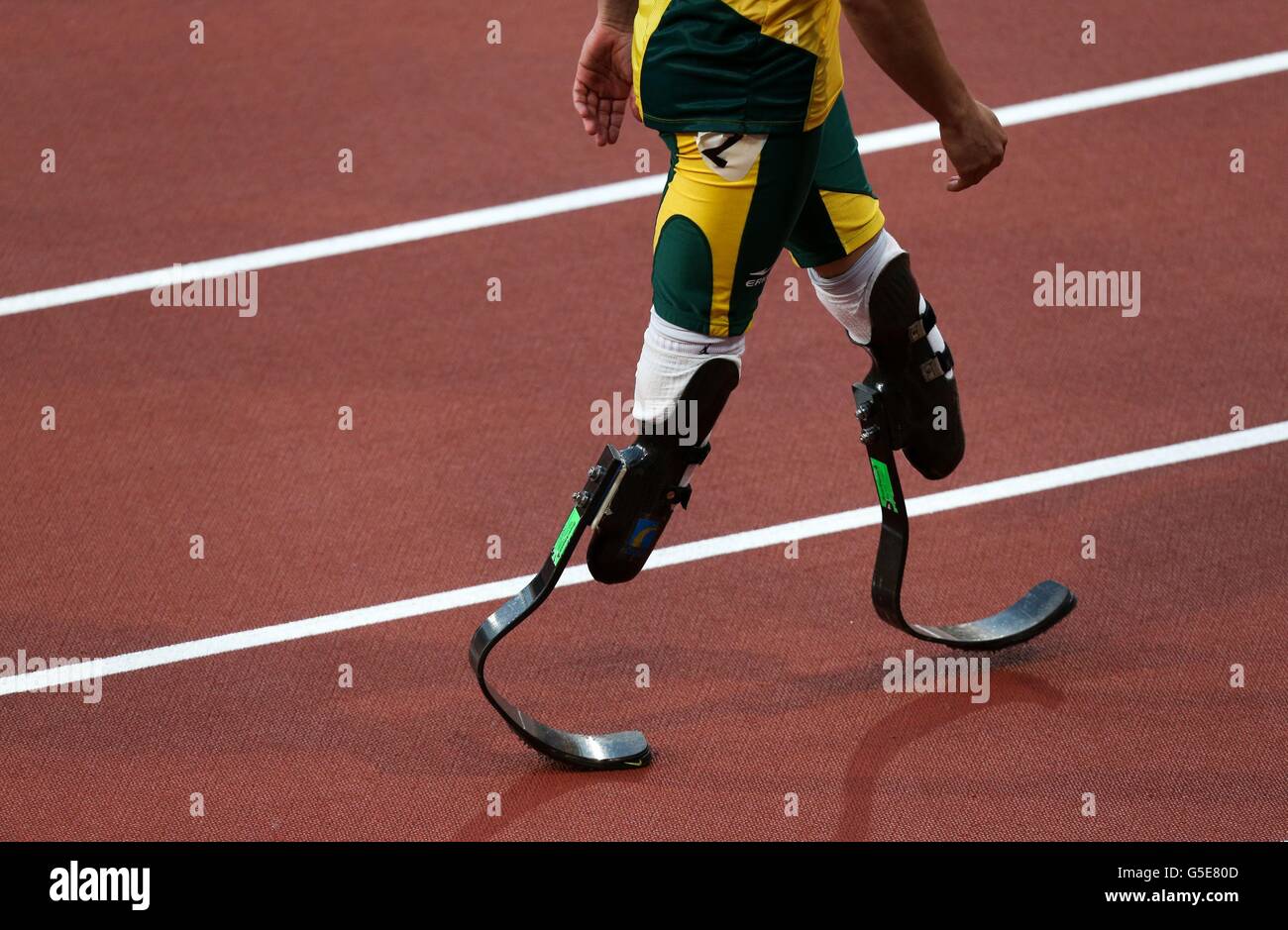 Eine Nahaufnahme von Südafrikas Oscar Pistorius Prothesenklingen, nachdem er seine 100m T44 Hitze im Olympiastadion in London beendet hatte. Stockfoto