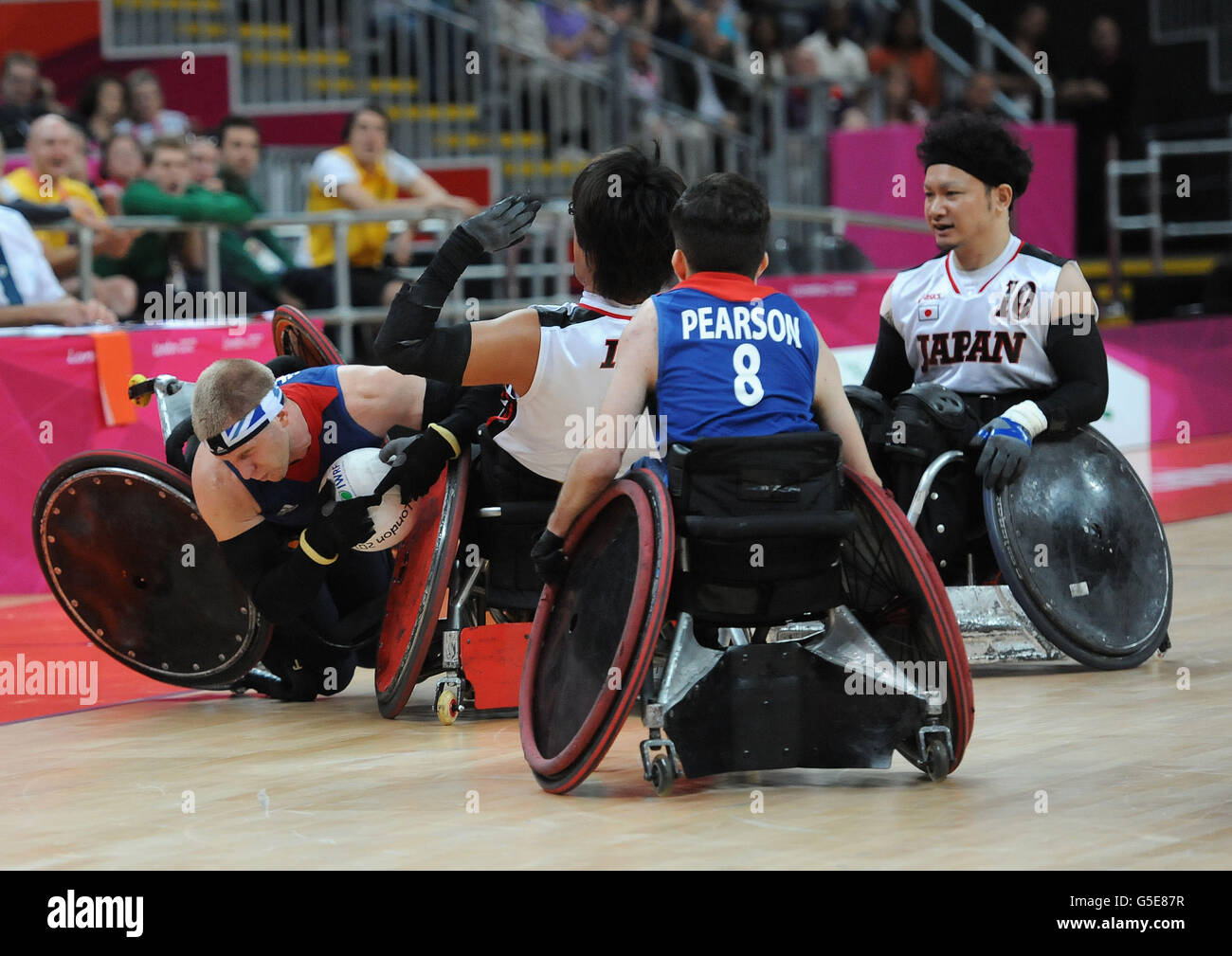 Der britische Aaron Phipps kollidiert mit dem japanischen Daisuke Ikezaki während des Gruppe-A-Rollstuhlrugby-Spiels in der Basketball-Arena, Olympic Park, während der Paralympischen Spiele in London. Stockfoto