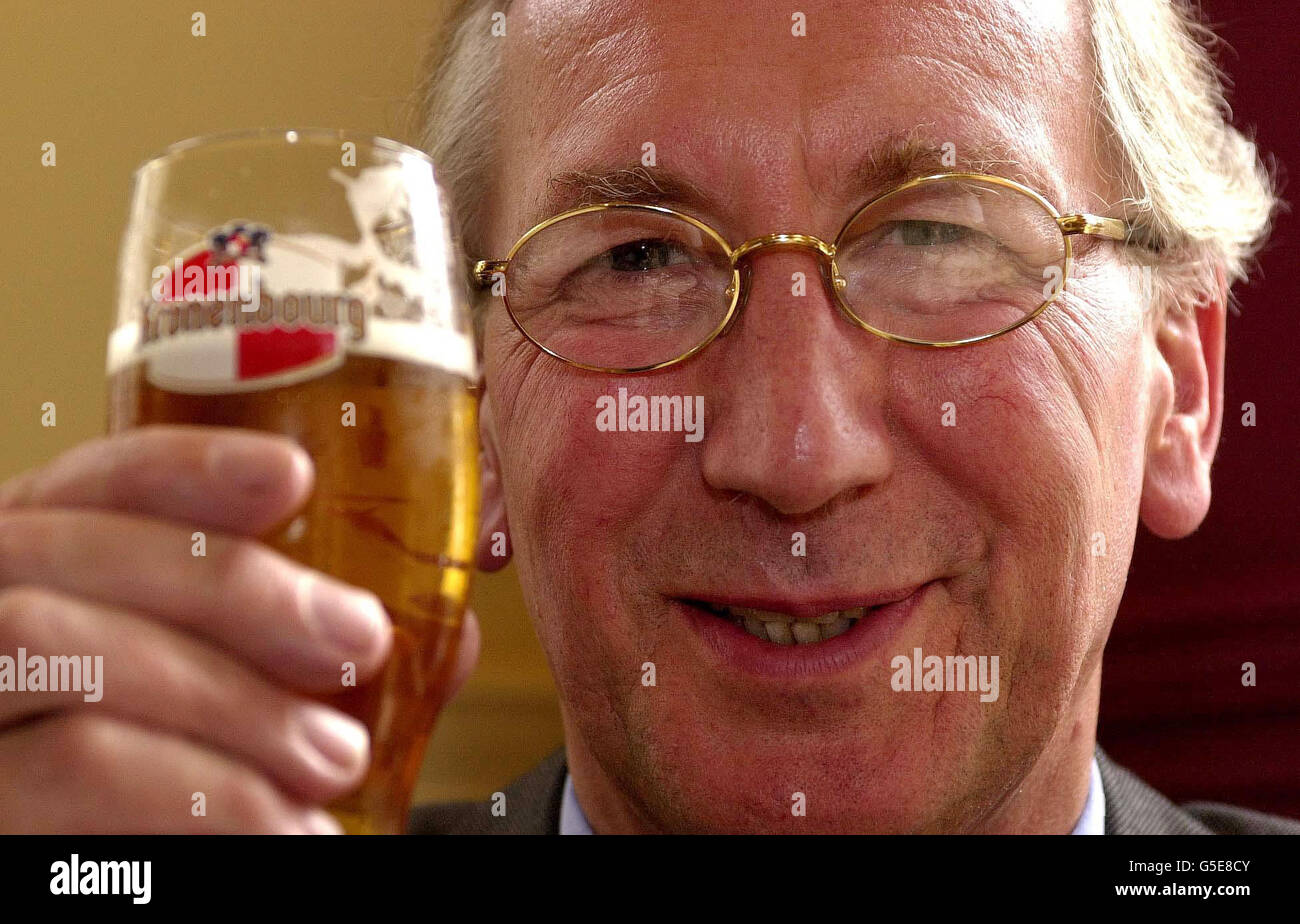 Brian Stewart, Executive Chairman von Scottish and Newcastle Breweries, in London, mit einem halben Liter Kronenberg, einer Marke, die das Unternehmen 2000 erworben hat. * die Brauerei gab ihre vorläufigen Ergebnisse bekannt, die einen Verlust vor Steuern für das am 29. April endende Jahr von 272.1 Millionen Angaben, ein massiver Rückgang gegenüber dem Vorjahresgewinn von 262 Millionen. Die Gewinne wurden jedoch durch 699.6 Millionen einmaliger Kosten im Zusammenhang mit der Restrukturierung der Gruppe belastet. Stockfoto