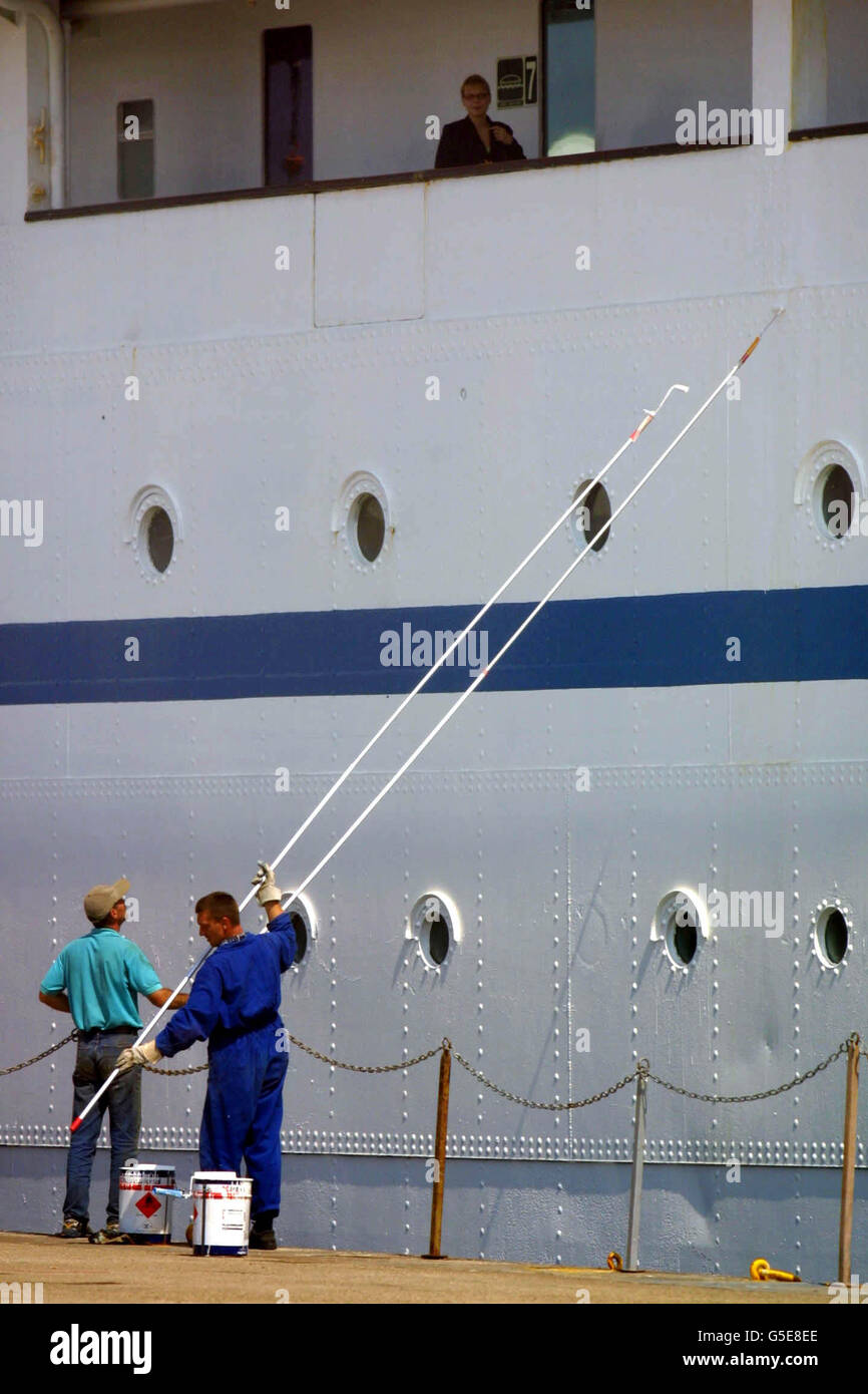 Arbeiter malen die Seite des Kreuzfahrtschiffes Ocean Glory, wie es im westlichen Dock in Dover sitzt, nachdem es als ungeeignet zum Segeln angesehen wurde. Etwa 600 Briten wurden aufgefordert, das Schiff in Dover zu verlassen, nachdem eine Inspektion mehrere schwerwiegende Fehler mit dem Schiff entdeckt. *...Inspektoren der Maritime and Coastguard Agency haben Mängel, einschließlich Probleme mit Brandschutztüren und -Schläuchen im Maschinenraum und unternormalen Passagierunterkünften, laut Dover Coastguard festgestellt. Diejenigen, die von Lissabon nach Großbritannien gesegelt waren, warnten andere davor, in die norwegischen Fjorde zu reisen, dass das Schiff unsicher sei. Siehe PA Stockfoto