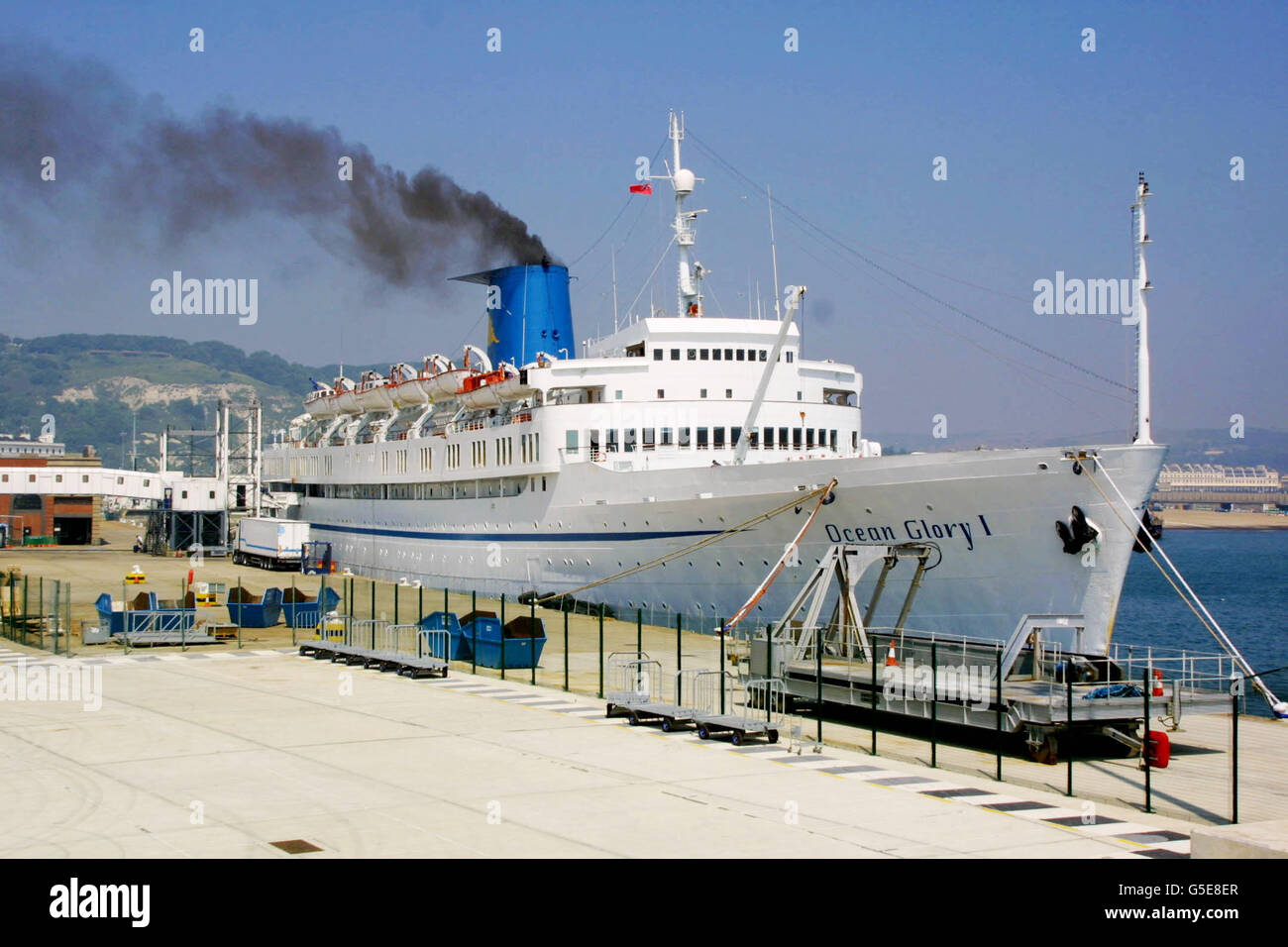 Das Kreuzfahrtschiff Ocean Glory, wie es im westlichen Dock in Dover sitzt, nachdem es als ungeeignet zum Segeln angesehen wurde. Etwa 600 Briten wurden aufgefordert, die Ocean Glory 1 in Dover zu verlassen, nachdem eine Inspektion mehrere schwerwiegende Fehler mit dem Schiff entdeckt. *...Inspektoren der Maritime and Coastguard Agency haben Mängel, einschließlich Probleme mit Brandschutztüren und -Schläuchen im Maschinenraum und unternormalen Passagierunterkünften, laut Dover Coastguard festgestellt. Diejenigen, die von Lissabon nach Großbritannien gesegelt waren, warnten andere davor, in die norwegischen Fjorde zu reisen, dass das Schiff unsicher sei. Siehe PA Story SEESCHIFF. Stockfoto