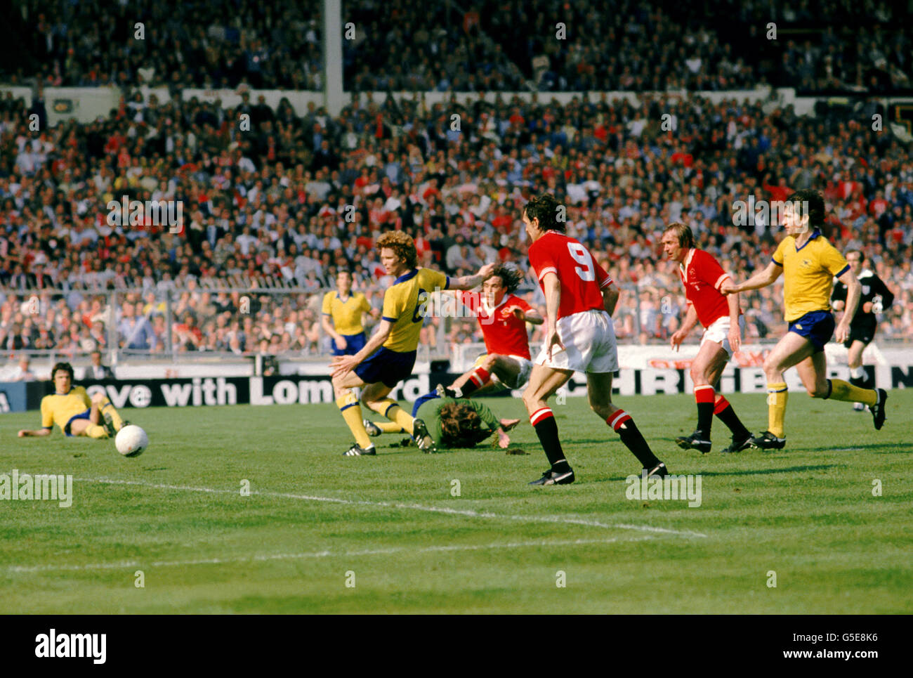 Fußball – FA-Pokalfinale – Manchester United gegen Arsenal. Sammy McIlroy (links) Manchester United erzielt ein Tor Stockfoto
