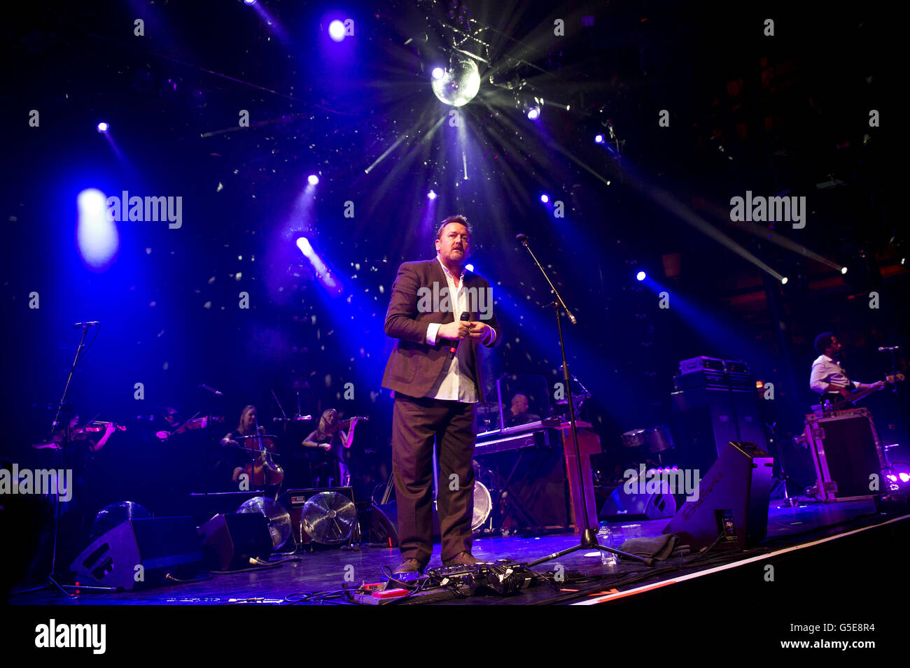 Guy Garvey von Elbow tritt beim iTunes Festival im Roundhouse, London, auf. Stockfoto