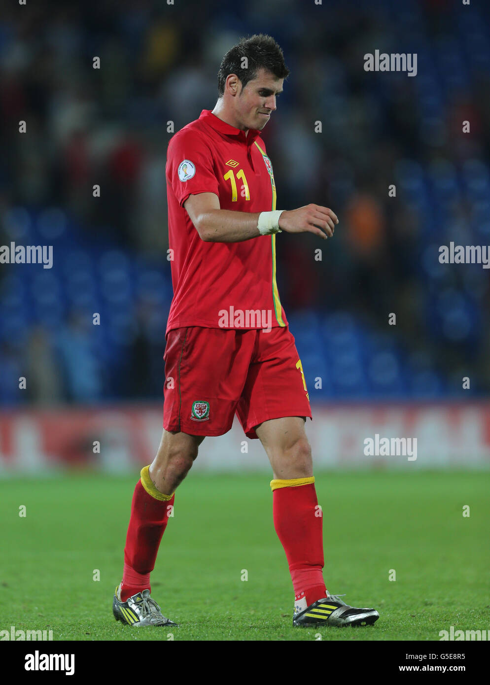 Gareth Bale von Wales zeigt seine Niedergeschlagenheit nach der Heimniederlage 2-0 gegen Belgien während des FIFA-WM-Qualifikationsspiel 2014 im Cardiff City Stadium, Cardiff. Stockfoto