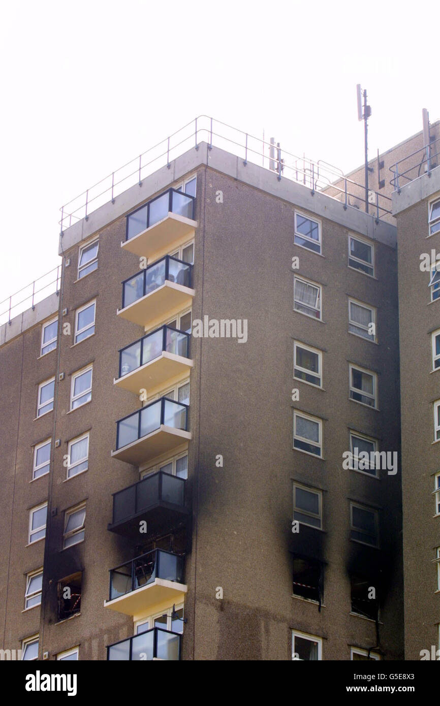 Ein Turmblock in Ramsgate, Kent, nachdem sich ein Feuer durch das Gebäude riss und zu einer dramatischen Hubschrauberrettung der Bewohner führte. Acht Männer und drei Kinder wurden von einem RAF-Hubschrauber in Sicherheit gebracht, als ein Brand im neunten Stock tobte. Das Feuer brannte im a15-stöckigen Wohnblock in Ramsgate, Kent. Mehr als 100 Feuerwehrleute nahmen an der Szene Teil und retteten 12 Menschen durch Drehleiter aus den Fenstern und Balkonen des Gebäudes. Eine Sprecherin der Kent Fire Brigade sagte, dass niemand bei dem Brand verletzt wurde, der drei Stunden dauerte, um ihn zu bekämpfen. Das Feuer brach kurz nach 11 Uhr aus und war es Stockfoto