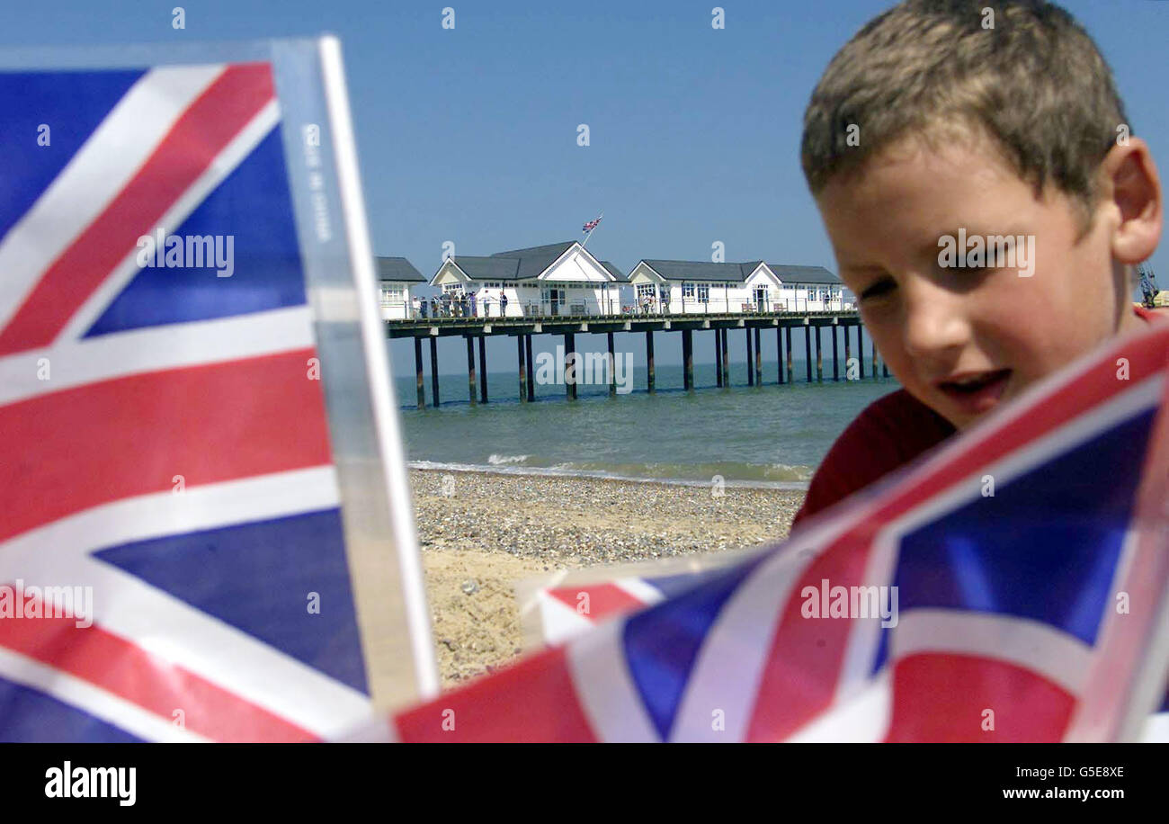 Gareth Collings, 8, aus Southwold, baut eine Sandburg in der Nähe des ersten Seebrücke, der seit fast einem halben Jahrhundert in Großbritannien gebaut wird und offiziell eröffnet wurde. Der Geschäftsmann Chris Iredale hat fast 1 Million für die Errichtung des 620 Meter langen Piers in Southwold, Suffolk, ausgegeben. *der Pier, der hauptsächlich aus Holz besteht, enthält ein Geschäft, eine Café-Bar, eine Spielhalle und ein Heimatmuseum und wurde vom Herzog von Gloucester eröffnet. Southwold's ursprünglicher Pier wurde 1900 erbaut, fiel aber 1979 nach Jahrzehnten des Sturmschadens in die Vergeude. Stockfoto