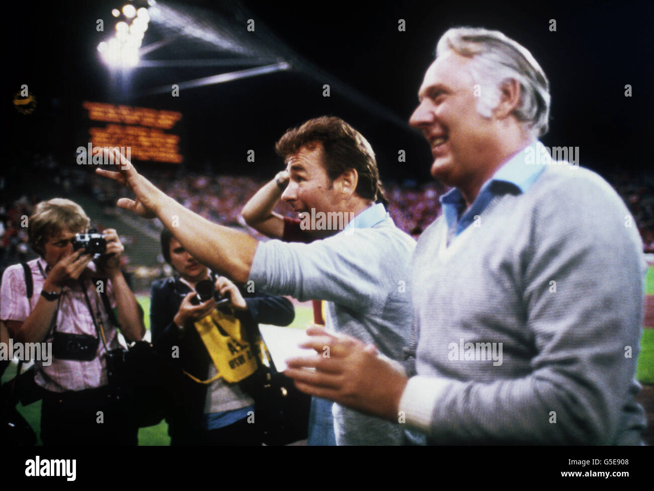 Fußball - EM-Finale - Nottingham Forest / Malmö - Olympiastadion, München. Brian Clough (links), Waldmanager von Nottingham, und sein Assistent Peter Taylor (rechts) feiern den Sieg im Europapokal Stockfoto