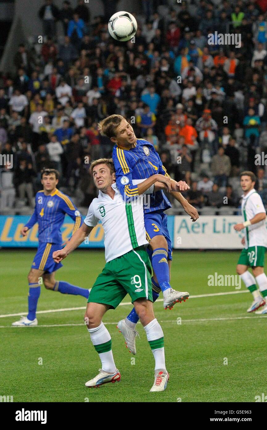 Kevin Doyle (links), Irlands Republik, und Alexander Kislitsin, Kasachstans, kämpfen beim Qualifikationsspiel der FIFA-Weltmeisterschaft 2014 in der Astana Arena in Astana um den Ball. Stockfoto