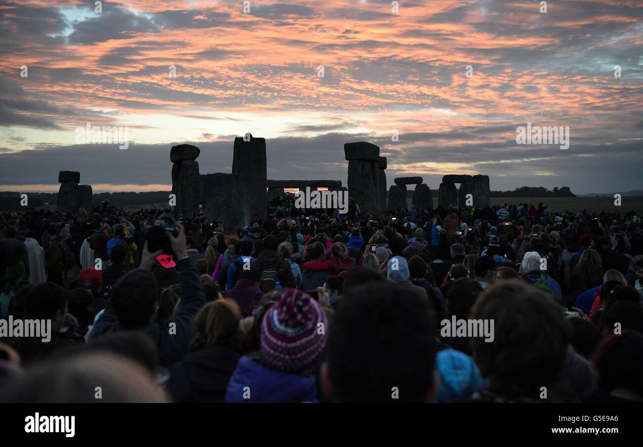 Menschen versammeln sich in Stonehenge in Wiltshire in new Dawn während der diesjährigen Sommersonnenwende zu sehen. Stockfoto
