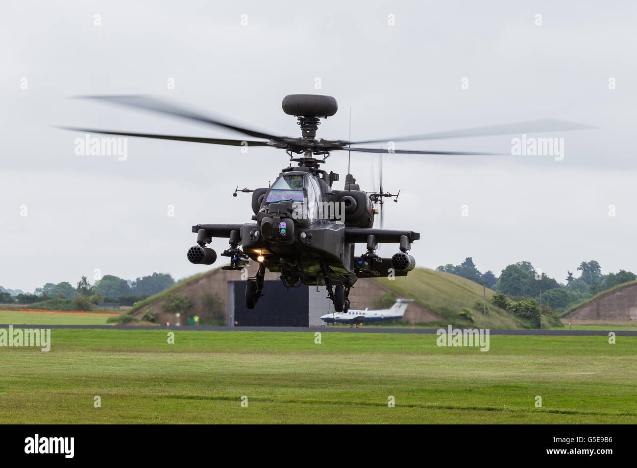 Army Air Corp Apache dreht, während ein hover Stockfoto