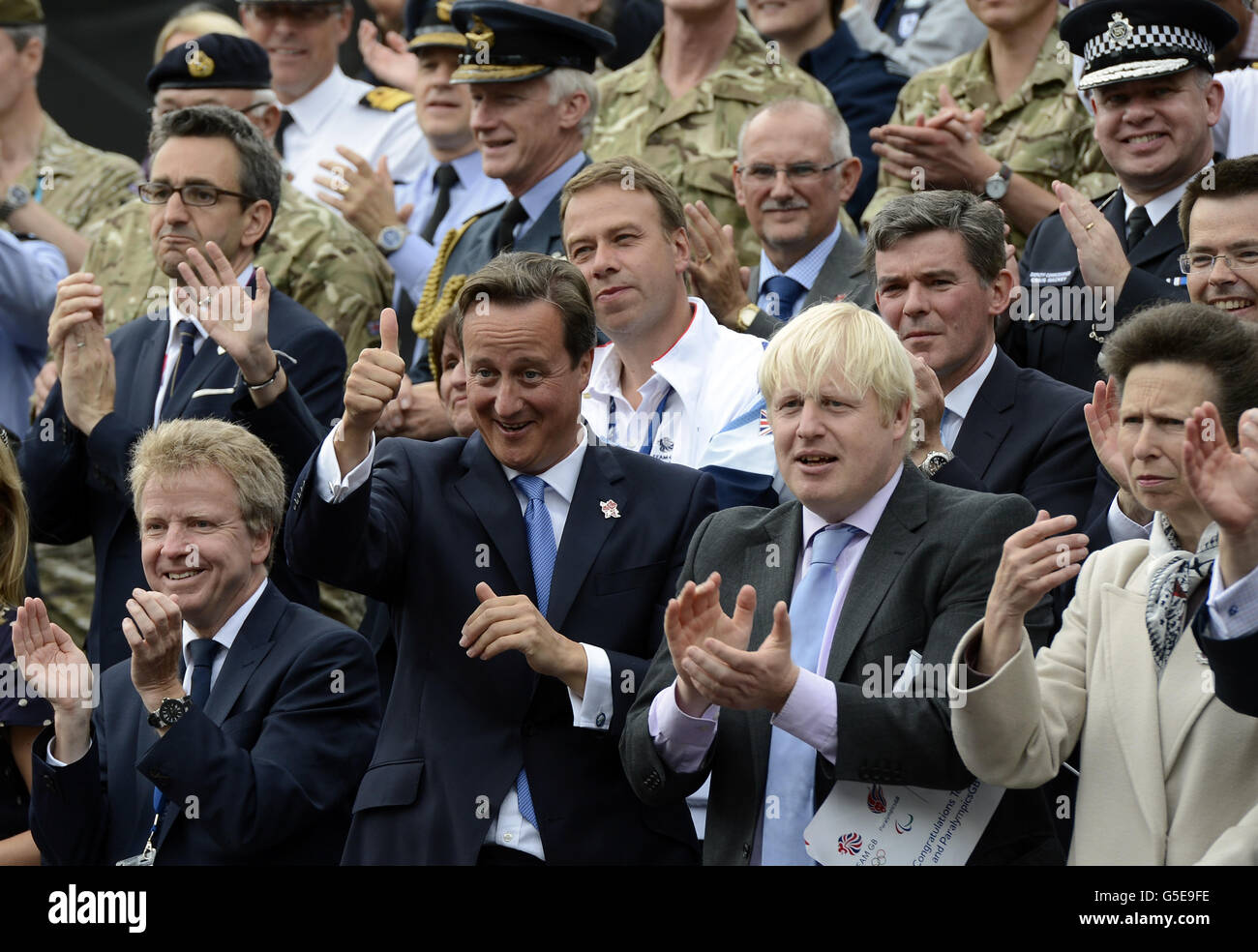 Premierminister David Cameron zeigt sich neben dem Bürgermeister von London, Boris Johnson, bei der Parade zur Feier der britischen Athleten, die an den Olympischen und Paralympischen Spielen 2012 in London im Zentrum von London teilgenommen haben. Stockfoto