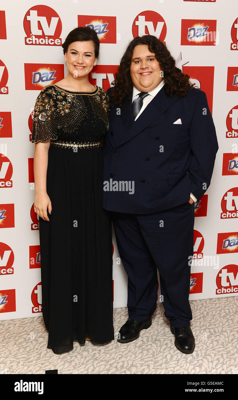 Charlotte Jaconelli und Jonathan Antoine kommen bei den TV Choice Awards im Dorchester Hotel in London an. Stockfoto