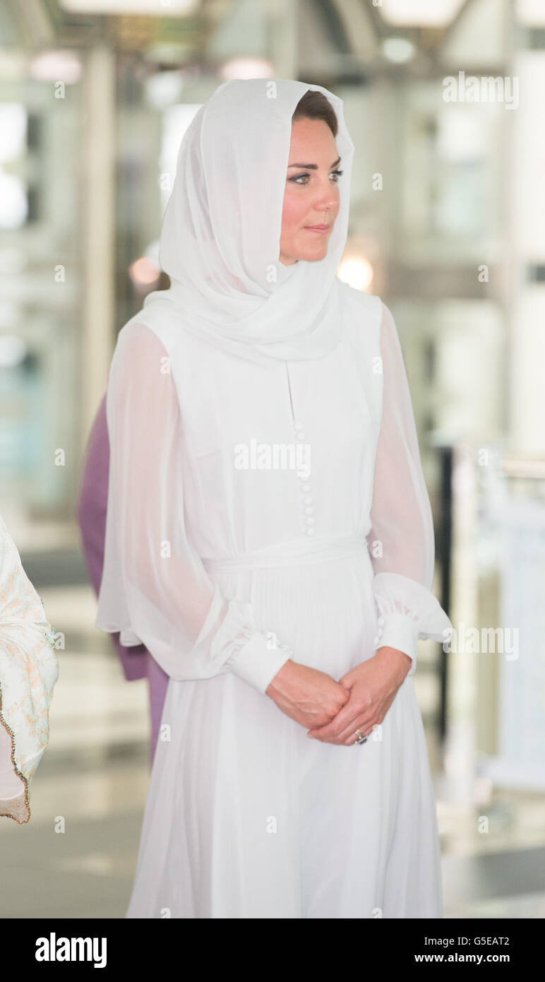 Die Herzogin von Cambridge besucht die Assyakirin-Moschee in Kuala Lumpur, als Teil einer neuntägigen Tour durch den Fernen Osten und den Südpazifik, mit dem Herzog von Cambridge, zu Ehren des Diamantenjubiläums der Königin. Stockfoto