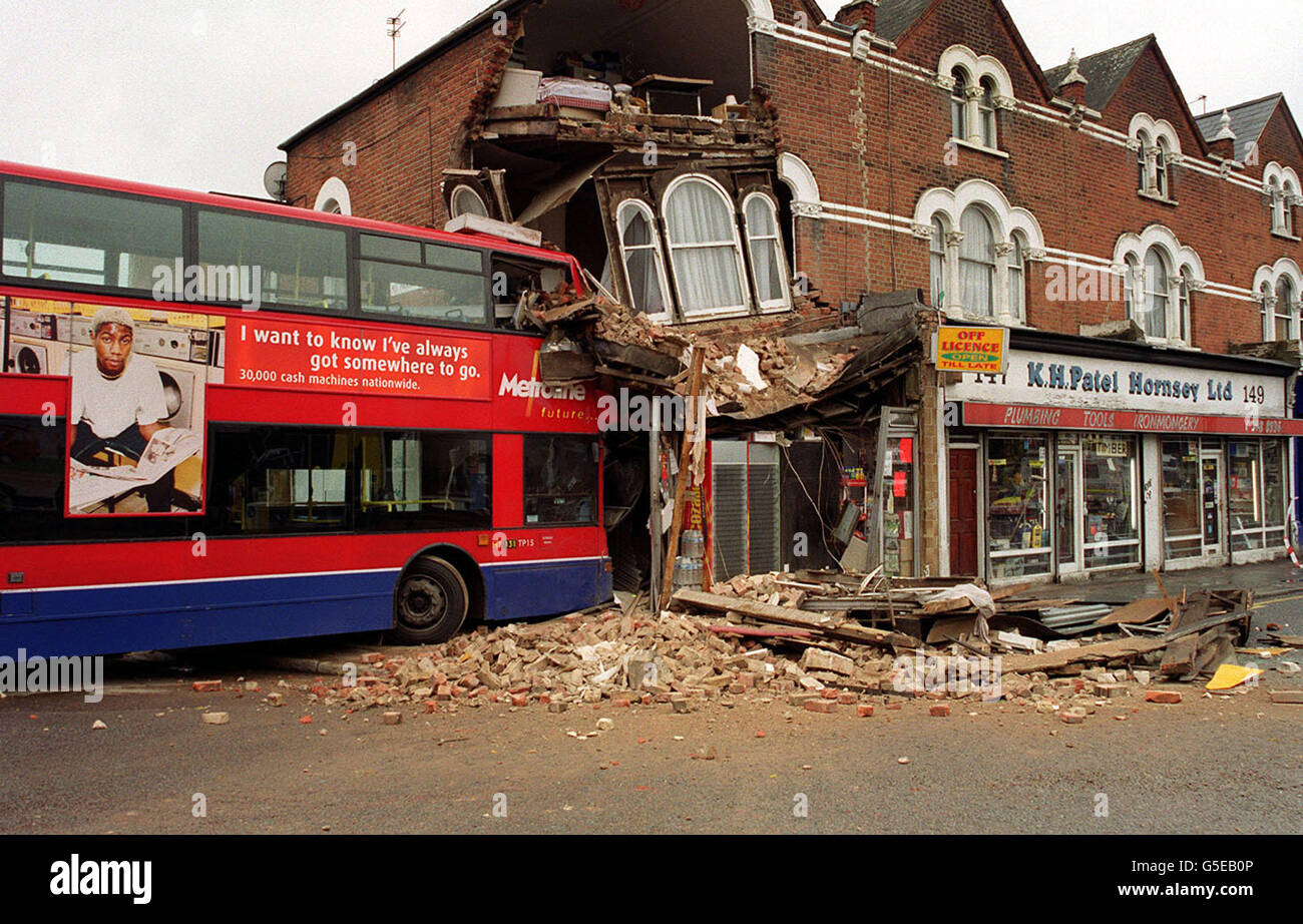 Ein Doppeldeckerbus, der praktisch ein Lebensmittelgeschäft an der Ecke abgerissen hat, als er in ein Gebäude in Crouch End im Norden Londons pflügte. Der Metroline-Bus verließ einen Kreisverkehr und zerbrach durch das Fenster des Geschäftsbereichs und ließ den ersten Stock unheimlich hängen. * der W7-Linienbus war zum Zeitpunkt des Unfalls nicht in Betrieb, aber die Fahrerin und eine andere Frau wurden wegen Schock im Whittington Hospital in Highgate behandelt. Stockfoto