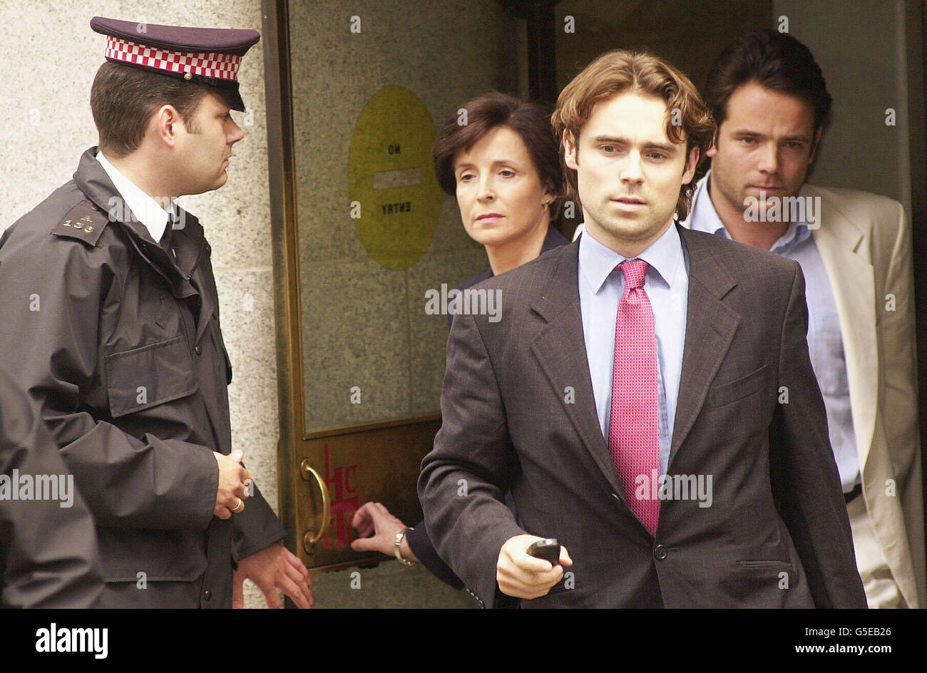 Mary Archer mit ihren Söhnen William (R) und James (C) verlassen The Old Bailey, London. Lord Archer wurde heute im Old Bailey wegen insgesamt vier Anklagen wegen Meineids und der Verleumdung der Justiz im Zusammenhang mit seinem Verleumdungsverfahren gegen The Daily Star aus dem Jahr 1987 für schuldig befunden. * Er wurde auf einen anderen Anrechtenpunkt des Verderbens des Gerechtigkeitskurses abgestellt. Sein ehemaliger Freund und Mitangeklagter Ted Francis wurde von der Verfälschung des Gerechtigkeitskurses befreit, indem er Archer ein falsches Alibi zur Verfügung stellte. Stockfoto