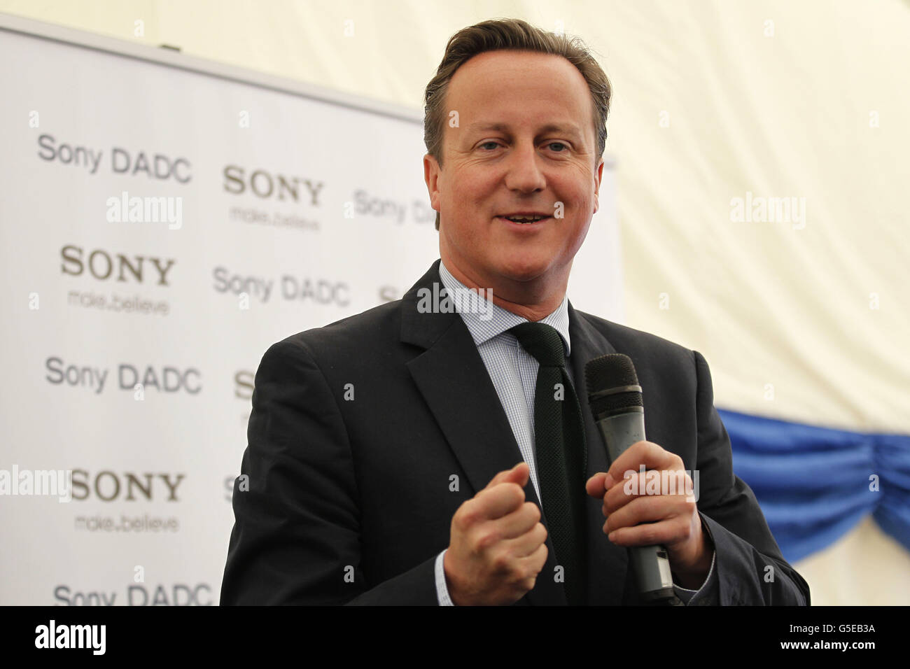 Premierminister David Cameron spricht bei der Eröffnung des Lagerhauses der Sony Digital Audio Disc Corporation (DADC) in Enfield, im Norden Londons, an Mitarbeiter, das während der Unruhen im vergangenen Sommer von Randalierern in Brand gesetzt wurde. Stockfoto