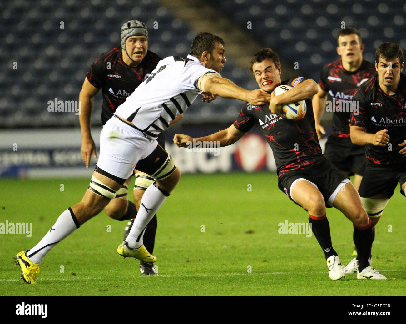 Lee Jones von Edinburgh und Quinton Geldenhuys von Zebre während des RaboDirect pro 12-Spiels im Murrayfield Stadium in Edinburgh. Stockfoto