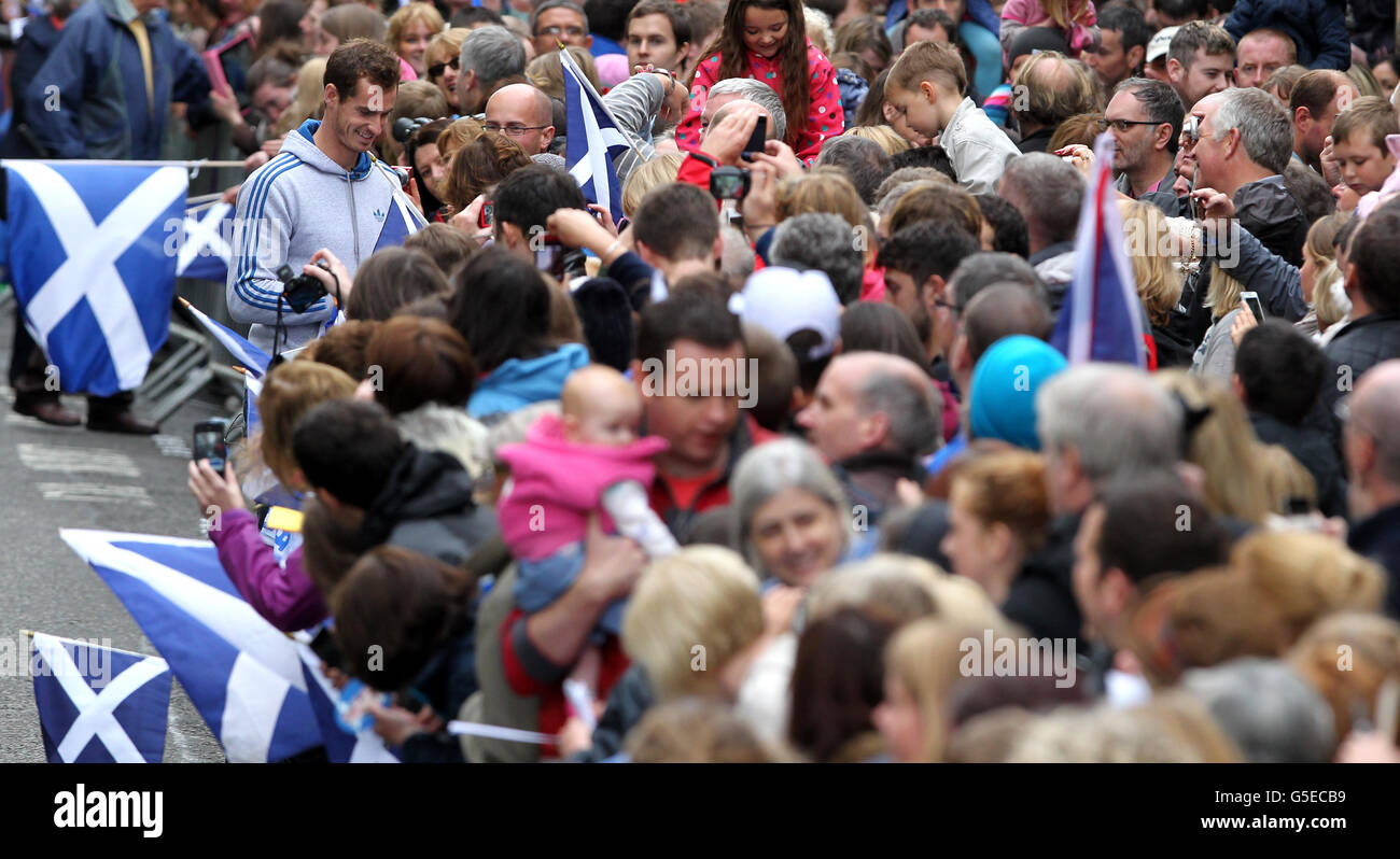 Andy Murray signiert Autogramme bei einem Rundgang in Dunblane, nachdem er die US Open Tennis und Olympic Gold gewonnen hatte. DRÜCKEN Sie VERBANDSFOTO. Bilddatum: Sonntag 16. September 2012 . Bildnachweis sollte lauten: Andrew Milligan / PA Wire. Stockfoto