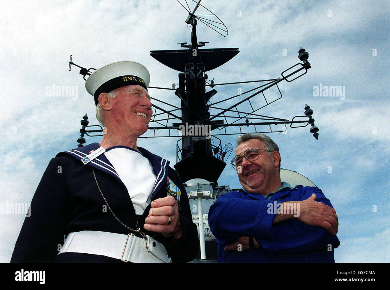 Links-rechts: HMS Cavalier Tourguide Archie McLaughlin und der Freiwillige Ken Waddington vor dem Zerstörer im Historic Dockyard, Chatham, Kent. Der letzte überlebende Zerstörer der Royal Navy aus dem Zweiten Weltkrieg war in Gefahr, verschrottet zu werden. * nach mehr als 10 Jahren Verrotten, aber eine massive Spendenaufbringung und eine engagierte Crew von Restauratoren hat den Zerstörer zurück zu ihrem früheren Ruhm gebracht. Die Öffentlichkeit wird nun erstmals seit mehr als 10 Jahren untergehen können. Stockfoto