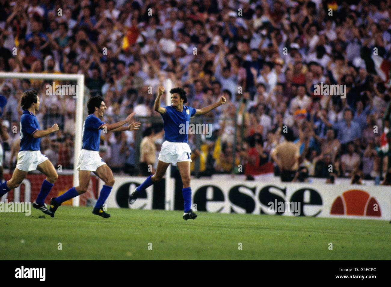 Fußball - FIFA-WM-Finale 1982 - Italien gegen Westdeutschland - Santiago-Bernabeu-Stadion. ALTOBELLI FEIERT NACH DEM 3. TOR ITALIENS GEGEN DEUTSCHLAND Stockfoto