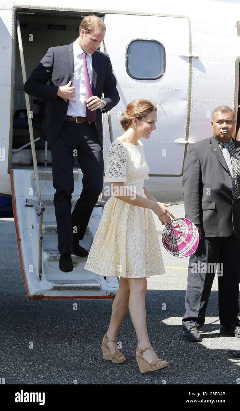 Der Herzog und die Herzogin von Cambridge kommen am Flughafen Honiara auf den Salomonen an, nachdem sie von Marau aus geflogen sind, bevor sie unmittelbar nach Tuvalu abfliegen, während der neuntägigen königlichen Tour durch den Fernen Osten und den Südpazifik zu Ehren des Diamantenjubiläums der Königin. Stockfoto