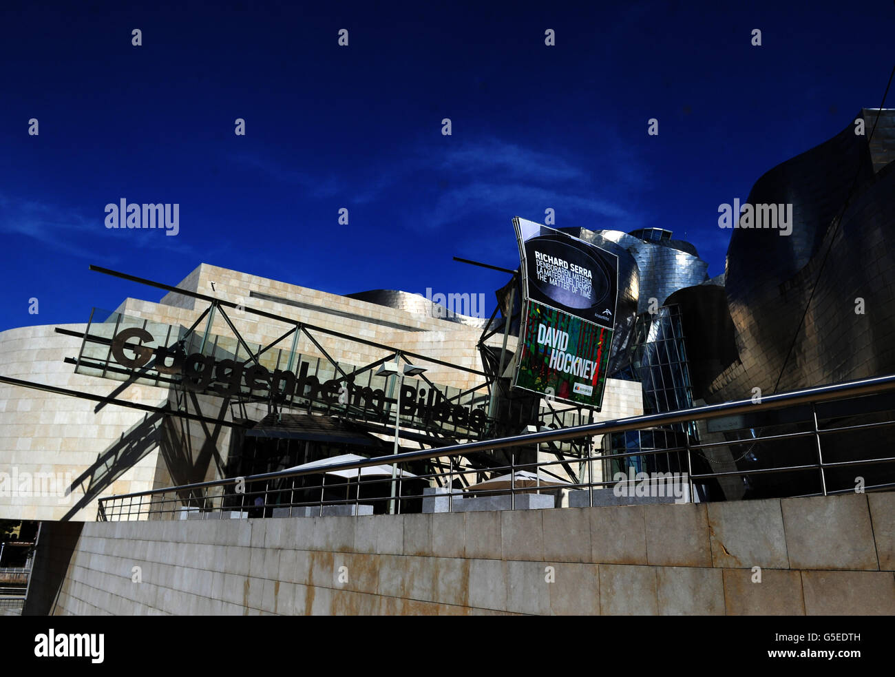 Reisestab - Bilbao - Spanien. Vor dem Guggenheim Museum, Bilbao Stockfoto