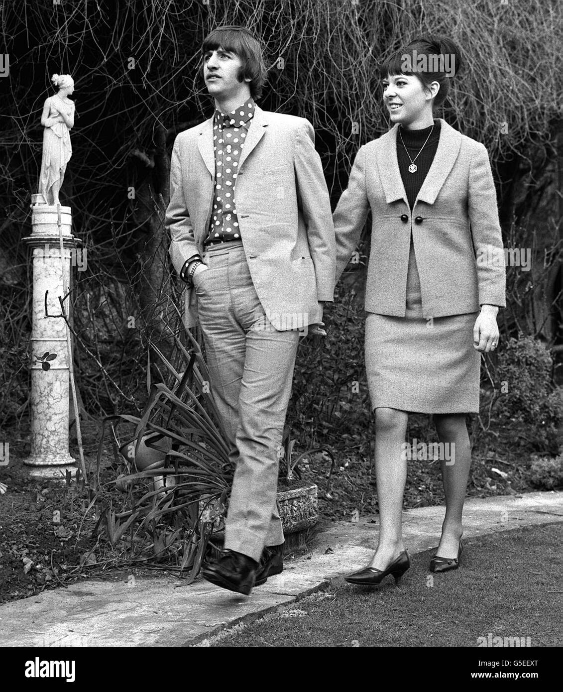 Hand in Hand flanieren Ringo Starr, der Beatles-Schlagzeuger, und seine Braut, die ehemalige Maureen Cox. Sie sind im Garten des Hauses in Princes Crescent, Hove, Sussex, abgebildet, das sie vom Anwalt David Jacobs für kurze Flitterwochen ausgeliehen hat. Das Paar wurde bei einer frühmorgendlichen Zeremonie im Caxton Hall Registerbüro, London, verheiratet. Stockfoto